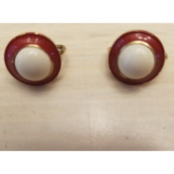 3 pair Vintage Clip on earrings and 1 pin - Picture 6 of 7